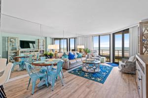 默特爾海灘的住宿－Ocean Creek Resort E8 -Oceanfront - Windy Hill，客厅配有沙发和桌椅