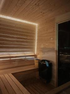 una sauna in legno con panca e cestino di Domki Nadmorskie Wicie a Wicie