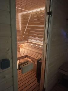 una sauna in legno con un cestino al centro di Domki Nadmorskie Wicie a Wicie