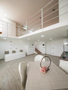ein Wohnzimmer mit einem Tisch und einer Küche in der Unterkunft INCANTO Apartament in Neapel