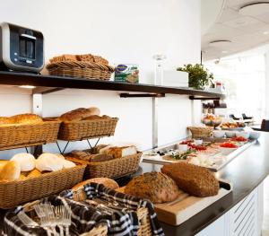a bakery with lots of different types of bread at Ekängens Pensionat Garde in Ljugarn