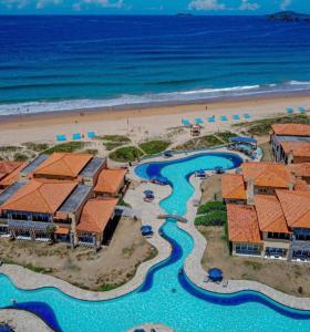 eine Luftansicht eines Resorts am Strand in der Unterkunft Búzios beach resort in Búzios