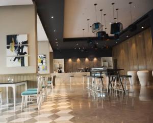 Restaurant o un lloc per menjar a Grand DLF Stays