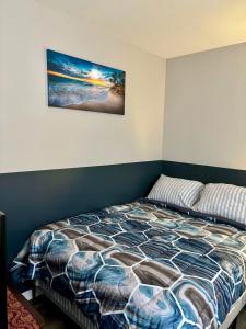sypialnia z łóżkiem i zdjęciem na ścianie w obiekcie Iron Bound Gem w mieście Newark
