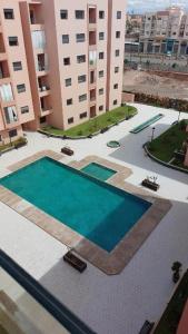 uma vista superior de uma piscina num edifício em Appartement Résidence avec piscine intérieure et Piscine couverte em Marrakech