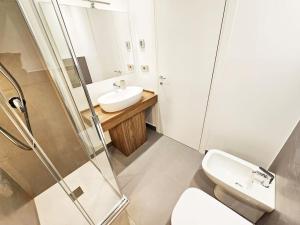 um banheiro com pia, vaso sanitário e chuveiro em [Plaza Deluxe] Modern Center House - View Como Lake - Top Privacy em Como mais 19 fotografias