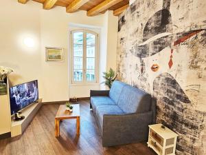 uma sala de estar com um sofá e uma TV em [Plaza Deluxe] Modern Center House - View Como Lake - Top Privacy em Como