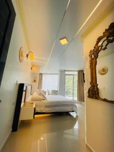 - une chambre avec un grand lit et un miroir dans l'établissement Hostal Balcon del Cielo, à Baños
