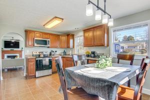 Nhà bếp/bếp nhỏ tại Asheville Haven Less Than 2 Mi to Biltmore and Downtown