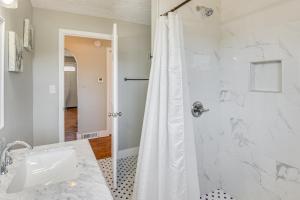 Phòng tắm tại Asheville Haven Less Than 2 Mi to Biltmore and Downtown +17 ảnh