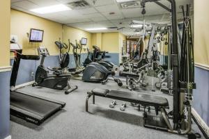 un gimnasio con varias cintas de correr y máquinas de ejercicio en Daytona Beach - Condo Ocean Front View, en Daytona Beach