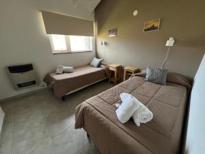 Una cama o camas en una habitación de Buenavista Chalten, Casa de Montaña 37 fotos más