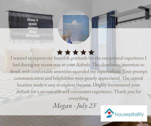 een bord met vijf sterren op een muur bij The Village Cottage in Columbus