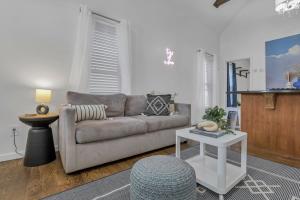 een woonkamer met een bank en een tafel bij The Village Cottage in Columbus +32 foto's