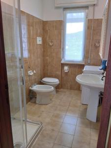 a bathroom with a toilet and a sink and a shower at Appartamento con posto auto privato comodo a centro e spiagge in Lavagna +22 photos