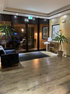 una oficina con vestíbulo con sofá y escritorio en Gastpark Hotel en Manching