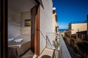 Ban công/sân hiên tại Casa vacanza la finestra sul porto