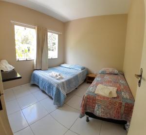 a bedroom with two beds and a window at Sítio Via Láctea - Guaramiranga in Guaramiranga