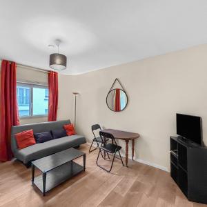 昂熱的住宿－Charme Citadin Angevin - hyper centre Angers，客厅配有沙发和桌子