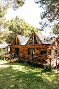 una baita di tronchi con tetto a foglie d'azzardo di Altos de PehuenCo a Balneario Pehuén-Có