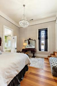 een slaapkamer met een bed, een spiegel en een piano bij Barclay Klum House by WanderLodges in Ashland