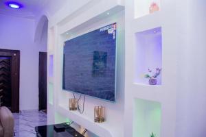 Uma TV ou centro de entretenimento em Satellite City Lodge