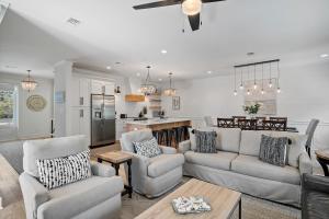 Una sala de estar con dos sofás y una cocina. en Shore Thing, en Santa Rosa Beach