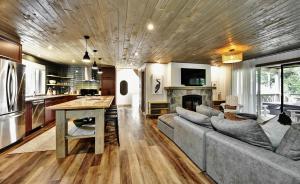 una sala de estar con un sofá y una mesa en 25 Chemin Bonair, en Stoneham
