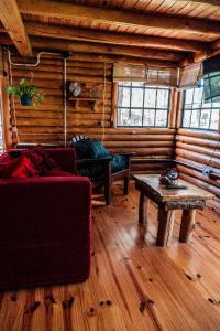 un soggiorno con un divano e un tavolo di Altos de PehuenCo a Balneario Pehuén-Có Altre 28 foto