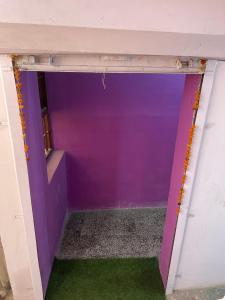 une chambre violette et verte avec un mur violet dans l'établissement OYO Hotel Star 7, à Palwal
