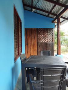 ein Esszimmer mit einem schwarzen Tisch und Stühlen in der Unterkunft Chill-Inn Nosara in Nosara