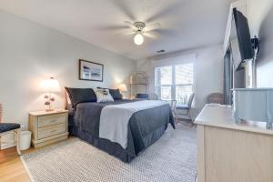 een slaapkamer met een bed en een plafondventilator bij First-Floor Condo Less Than 1 Mi to Sunset Beach Access! in Sunset Beach