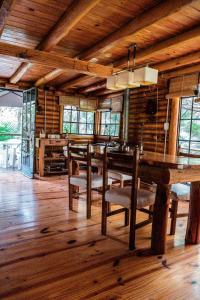 una sala da pranzo con un tavolo e alcune sedie di Altos de PehuenCo a Balneario Pehuén-Có