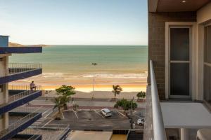瓜拉帕里的住宿－Apartamento com Vista para o Mar，从大楼欣赏海滩美景
