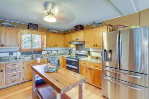 een keuken met houten kasten en een roestvrijstalen koelkast bij Arkansas Lake House with Private Dock! in Horseshoe Bend