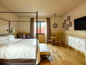Una cama o camas en una habitación de Fiesta Americana Hacienda Galindo Resort & Spa