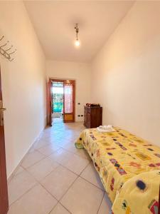 ein Schlafzimmer mit einem Bett und Fliesenboden in der Unterkunft Peace & Relax Holiday Home in Lazzeretto