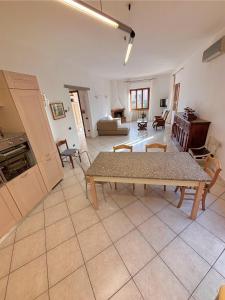 ein Wohnzimmer mit einem Tisch und einem Sofa in der Unterkunft Peace & Relax Holiday Home in Lazzeretto