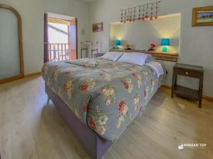 1 dormitorio con 1 cama con colcha de flores en Central Plaza Apartments, en Cusco