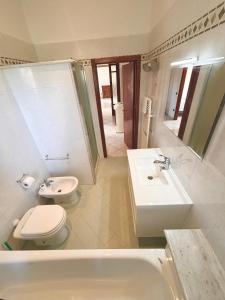 uma casa de banho com um WC, um lavatório e uma banheira em Peace & Relax Holiday Home em Lazzeretto