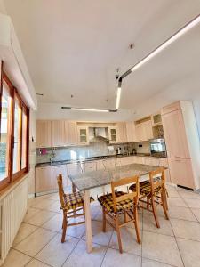 uma grande cozinha com mesa e cadeiras em Peace & Relax Holiday Home em Lazzeretto
