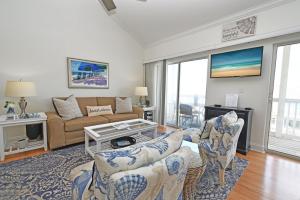 un soggiorno con divano, sedie e TV di Sandpiper Cove Unit 4206 a Destin