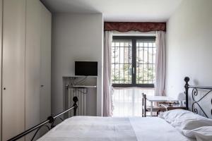 A bed or beds in a room at Bed & Breakfast Cesarina