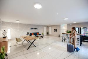 Televisyen dan/atau pusat hiburan di Miralago Locarno Easy Rooms
