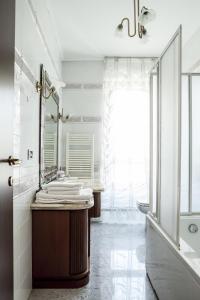 een badkamer met een wastafel en een spiegel bij Bed & Breakfast Cesarina in Bologna