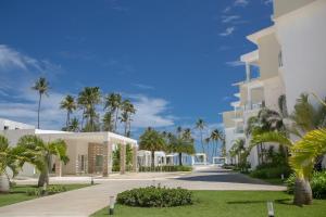 蓬塔卡納的住宿－Destination Jelly / Playa Coral Condo，建筑物外形的 ⁇ 染