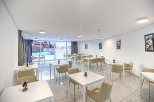 Restoran atau tempat lain untuk makan di Miralago Locarno Easy Rooms