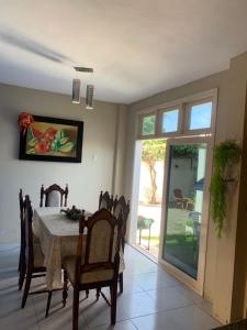 comedor con mesa y sillas y puerta corredera de cristal en CASA SAN JACINTO, en San Jacinto