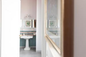 a bathroom with two sinks and a mirror at Dimore Santojanni - Il Salotto dei Portici nel centro di Potenza in Potenza