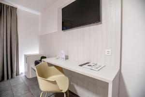Televisyen dan/atau pusat hiburan di Miralago Locarno Easy Rooms